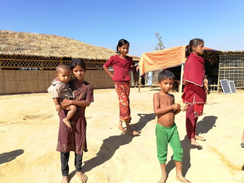 ロヒンギャ難民の人々。80万人もの難民が密集して暮らしている