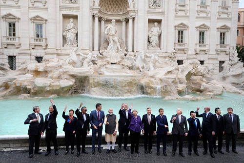 G20の首脳は10月31日、イタリア・ローマの観光名所であるトレビの泉に集まり、記念撮影に収まった。日本の岸田文雄首相は、衆院選のため対面での会議を欠席した(写真:AP/アフロ)