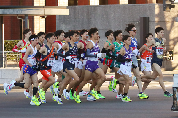 2021年の箱根駅伝。ほとんどのランナーがナイキの厚底シューズを履いていた（写真＝アフロ）