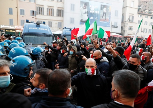 新型コロナウイルスの感染拡大によりイタリアでは景気悪化による収入減や失業に直面する市民が増え、厳しい規制に対する抗議デモが目立つ（写真：ロイター/アフロ）