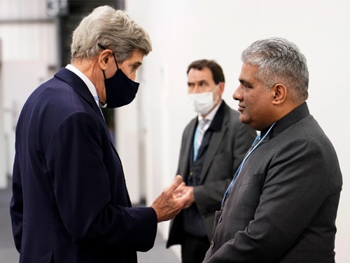米国のケリー大統領特使とインドのヤダフ環境相は、COP26の会議終盤に話し込んだ（写真：AP/アフロ）