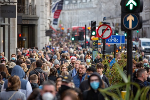 英国ではオミクロン株の発生後も、ショッピング街は人出でにぎわう（写真＝SOPA Images / Getty Images）