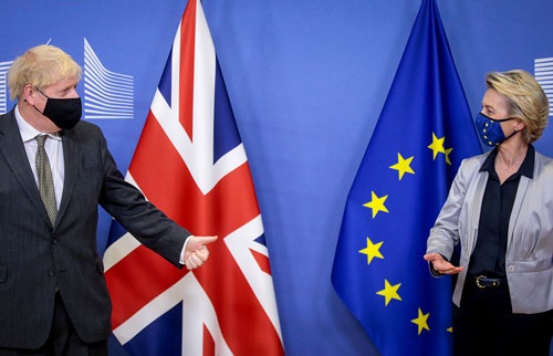 英国のジョンソン首相とEUのフォンデアライエン委員長は9日、対面で会談したが交渉に進展はなかった（写真：代表撮影/ロイター/アフロ）