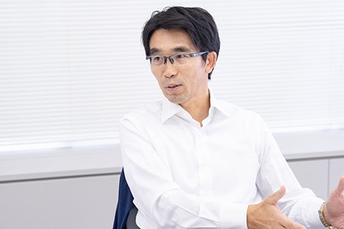 中竹竜二氏日本ラグビーフットボール協会 理事チームボックス 代表取締役1973年福岡県生まれ。早稲田大学卒業、英レスター大学大学院修了。三菱総合研究所を経て、早稲田大学ラグビー蹴球部監督に就任し、自律支援型の指導法で大学選手権2連覇を果たす。2010年、日本ラグビーフットボール協会 「コーチのコーチ」、指導者を指導する立場であるコーチングディレクターに就任。2012年より3期にわたりU20日本代表ヘッドコーチを経て、2016年には日本代表ヘッドコーチ代行も兼務。2014年、企業のリーダー育成トレーニングを行うチームボックス設立。2018年、コーチの学びの場を創出し促進するための団体、スポーツコーチングJapanを設立、代表理事を務める。ほかに、一般社団法人日本ウィルチェアーラグビー連盟 副理事長 など。著書に『新版リーダーシップからフォロワーシップへ カリスマリーダー不要の組織づくりとは』( CCCメディアハウス)など多数。(写真:岡崎隆夫)