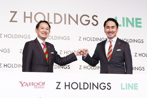 経営統合の完了を発表したヤフーの川邊健太郎社長CEO(左)とLINEの出澤剛社長(写真:竹井俊晴)