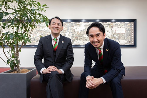 両社のコーポレートカラーのネクタイで揃える、ヤフーの川邊健太郎社長CEO(左)とLINEの出澤剛社長(写真:的野弘路、以下同)