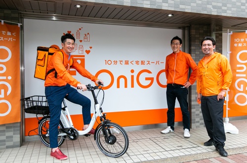 注文から10分配送のダークストアを開業するOniGOの(左から)梅下直也CEO、共同創業者の山本敬明氏と石川拓史氏(写真はすべて的野弘路)