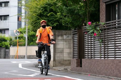 7分以内のエリアに電動自転車で配送。ライダーは時給1500円の固定給であるのもOniGOの特徴だ