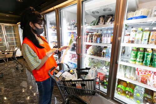 一般的なスーパーに比べると品数は限られるが、野菜や果物などの生鮮食品も取り扱う