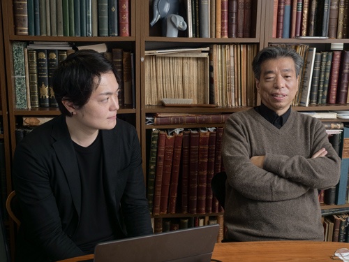 書評サイト「ALL REVIEWS」を運営する由井緑郎氏（左）と鹿島茂氏（右）