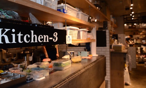シェア型ゴーストレストランの「KitchenBASE 中目黒」は4つの厨房に、複数の外食店が同居している