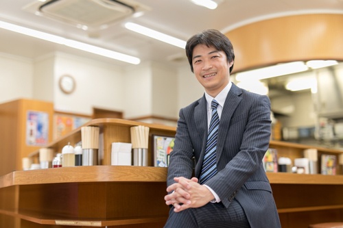 <span class="fontBold">高橋順(たかはし じゅん)氏</span><br> 1973年生まれ。93年に簿記系の専門学校卒業後、建設業の会社へ入社。サービス業、システムエンジニアなどを経て、2000年7月に福しんを経営する父に頼まれて入社。07年から代表取締役社長。福しんは東京都内で32店舗を展開する。仕事帰りのサラリーマンの利用が多いという。