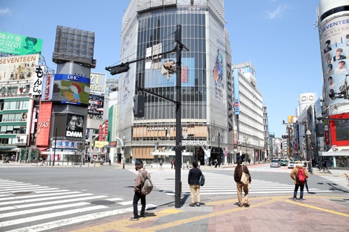 緊急事態宣言後、東京・渋谷の人出は激減した(写真=アフロ)