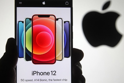 5Gに対応したiPhone12(写真:ZUMA Press/アフロ)
