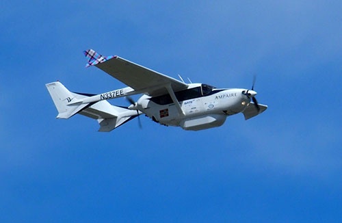 米ベンチャーのアンペアはハイブリッド型電動推進系を搭載した機体をデモ飛行した