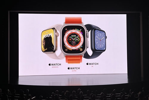 Apple Watch Ultra/Series 8の発表の様子。フィットネスアプリに加え、衝突事故を検出し、自動で通報する機能を備える