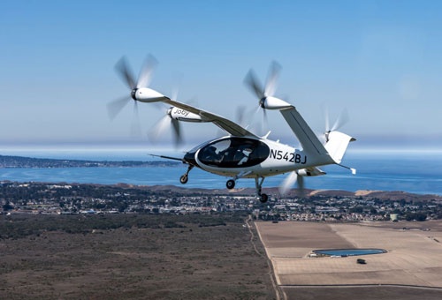 米カリフォルニア州マリーナの施設上空で試験飛行するジョビー・アビエーションの電動垂直離着陸（eVTOL）機