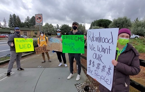 1月28日、米カリフォルニア州メンローパークのロビンフッド・ファイナンシャルの本社前に集まり抗議する投資家