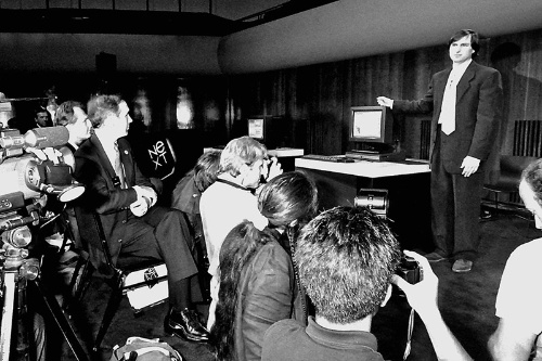 ネクスト・コンピューターのワークステーションを発表するスティーブ・ジョブズ氏。1988年10月、米サンフランシスコ市内の音楽堂 (c)naonori kohira