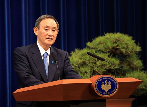 菅義偉首相は年頭会見で緊急事態宣言の再発令を検討することを表明した(写真:代表撮影/ロイター/アフロ)