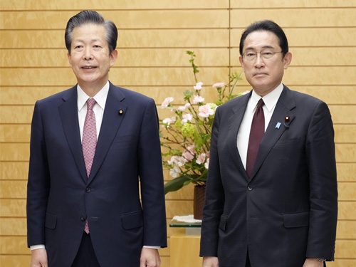岸田首相（右）と公明党の山口代表（写真：共同通信）