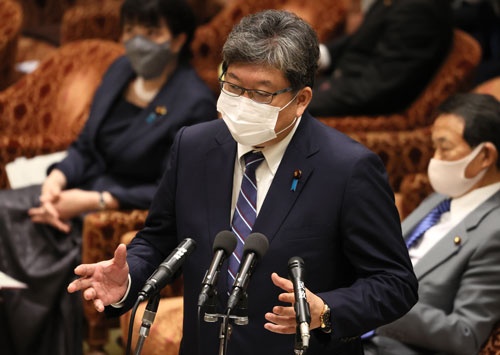 萩生田光一文部科学相(写真)は移行には課題があるとの考えを示しているが……(写真:つのだよしお/アフロ)
