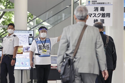 5月24日、東京と大阪で「大規模接種センター」での新型コロナウイルスワクチン接種が始まった（写真：共同通信）