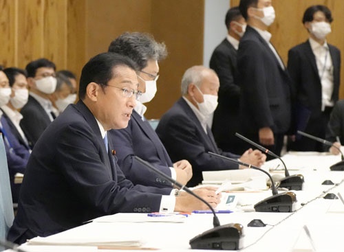 7月27日、「GX実行会議」の初会合であいさつする岸田首相（手前、写真：共同通信）