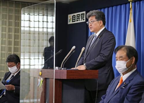 役員会後、記者会見する自民党の萩生田政調会長。左は茂木幹事長、右は遠藤総務会長（写真：共同通信）