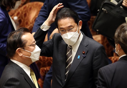 岸田文雄首相は18歳以下への10万円相当の給付について、年内に現金一括で支給することを容認した(写真:つのだよしお/アフロ)