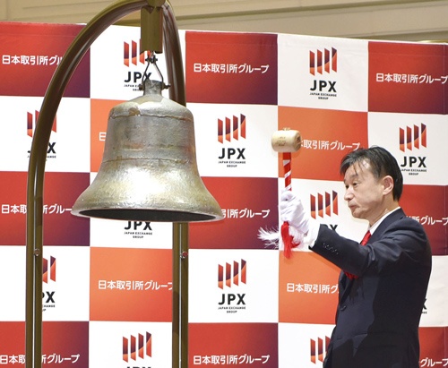 上場式典で鐘を鳴らす住信SBIネット銀行の円山社長（写真：共同通信）
