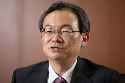半沢淳一(はんざわ・じゅんいち)氏 三菱UFJ銀行頭取。1988年東京大学経済学部卒業後、三菱銀行(現・三菱UFJ銀行)。経営企画部長、名古屋営業本部長などを歴任し2019年6月から取締役常務執行役員(コンプライアンス統括部などを担当)。21年4月から現職。56歳。埼玉県出身。 テレビドラマの主人公、半沢直樹と同じ名字の頭取誕生で話題に(写真:吉成大輔)