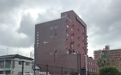 佐賀市の佐賀共栄銀行本店。2014年6月の就任後、店舗削減などの改革を断行しようとした頭取の二宮洋二に対して、ほかの取締役は猛反発した