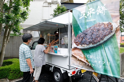 巣鴨信用金庫常盤台支店前の空きスペースで販売されている五平餅(写真:竹井俊晴)