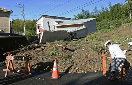 9月、土砂崩れに巻き込まれた浜松市の住宅。台風による被害が相次いだことで、火災保険料の引き上げが不可避に(写真:共同通信)
