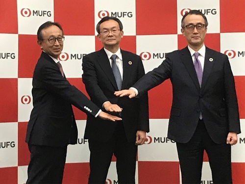2021年4月、三菱UFJ銀行の頭取に就任する半沢淳一氏(中央)
