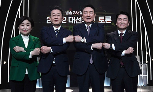 2月に実施された候補者による初の討論会。左から沈氏、李氏、尹氏、安氏（写真：AP/アフロ）