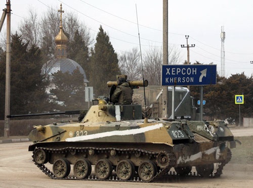 道路を走行するロシアの軍用車両。プーチン大統領は核戦力を含む「抑止力」について特別態勢を取るように軍に命じた（写真：ロイター＝共同）