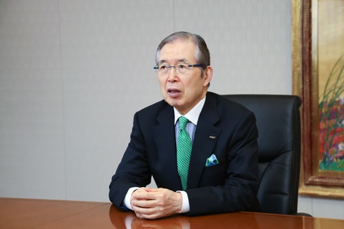 日本電産会長CEO(最高経営責任者)。1944年京都府生まれ。職業訓練大学校を卒業。73年に日本電産を創業し、社長に就任した。ハードディスク向けから車載、家電、商業、産業用モーターまで事業を広げ、世界有数のモーターメーカーに育て上げた。2014年10月から会長兼社長CEO。2018年3月、京都学園大学(現・京都先端科学大学)などを運営する京都学園(現・永守学園)理事長、同年6月、会長CEOに(写真:太田未来子)
