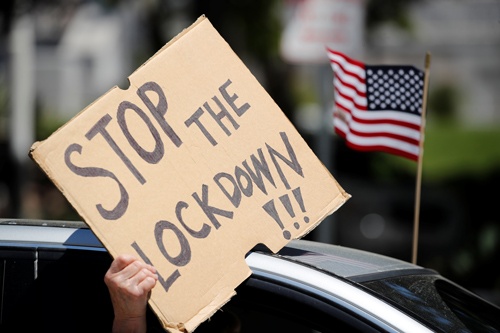 米国では都市封鎖の解除と経済活動再開を求めるデモが各地に広がっている（写真：ロイター/アフロ）