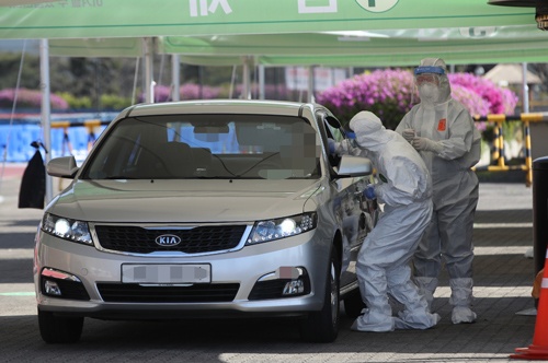 韓国はドライブスルー型でPCR検査を急拡大した(写真:YONHAP NEWS/アフロ)