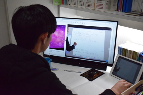静岡聖光学院では休校中、オンラインで授業を継続。生徒は自宅でタブレット端末などを使って授業を受ける(下)