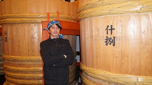 <span class="fontBold">佐藤祐輔(さとう・ゆうすけ)社長</span><br>1974年生まれ。新政酒造8代目蔵元。東京大学文学部を卒業後、東京でライター・編集者として活躍。2007年に新政酒造入社。こだわりのある日本酒造りを貫いて会社を立て直し、12年に社長に就任した。秋田県内の4人の若手蔵元とともに「NEXT5」を結成し、技術交流などで協力。コロナの逆風に対応するため組織された地酒の全国組合でも中心的な役割を果たす。