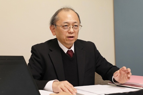 虎ノ門合同法律事務所の武内更一弁護士。外環道の沿線である東京都杉並区、三鷹市、調布市、世田谷区などに生活する住民が2017年12月に国と東京都を相手取り、国土交通大臣が行った「大深度地下使用認可」と、東京都知事などが認めた「都市計画事業承認・認可」の取り消しを求める訴訟の代理人を務める(写真:都築雅人)