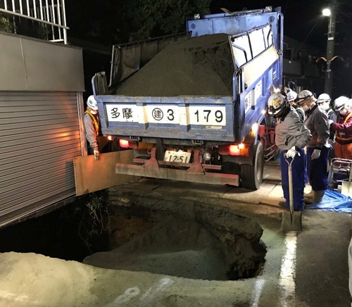 東京都調布市の住宅街で発生した市道陥没の応急復旧の状況(写真:東日本高速道路)