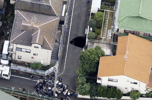 東京都調布市の住宅街で2020年10月18日に見つかった道路の陥没現場。地下では外環道のトンネル工事が進んでいた(写真:共同通信)