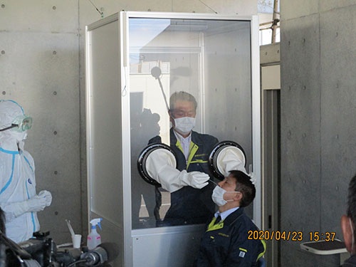 神奈川県が横須賀市救急医療センターに設置したウオークスルー方式のPCR検査用ブース（写真提供：横須賀市）