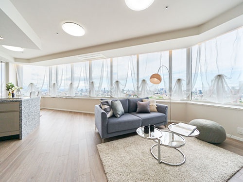東京都港区に建つ高級マンションのリビングルーム。「3A（麻布、青山、赤坂）＋R（六本木）」と呼ばれるエリアでは2億円を超える物件の需要が伸びている