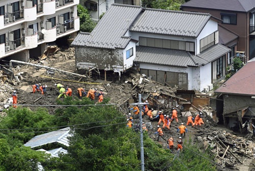 静岡県熱海市の土石流災害現場で捜索活動をする消防隊員ら(写真:共同通信)