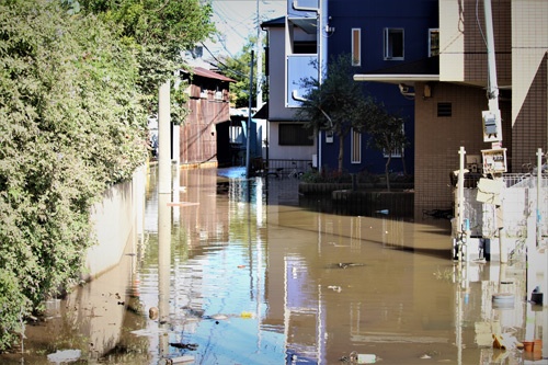 2019年10月に関東圏を襲った台風19号で浸水した川崎市内の住宅地の様子